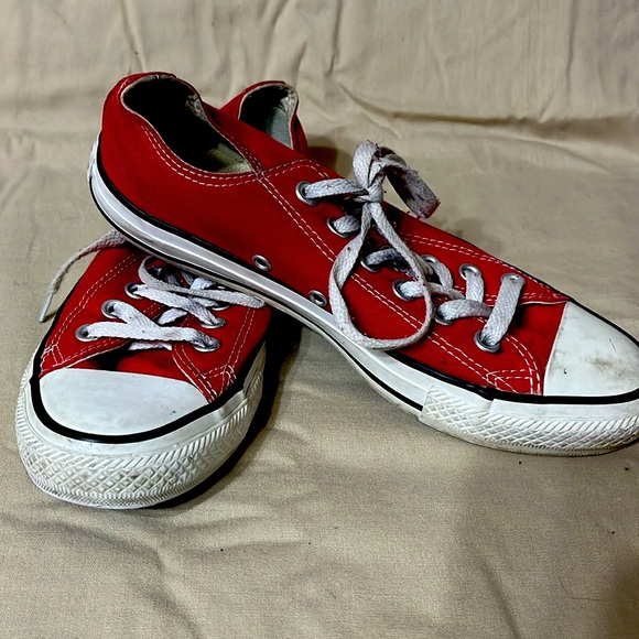 Epic Red Converse (hard to find size) - Picture 2 of 8